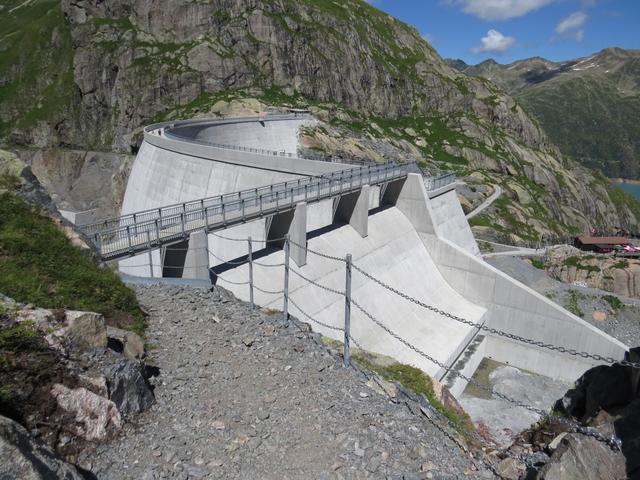 ein kurzes Stück ist mit Stahlseilen gesichert