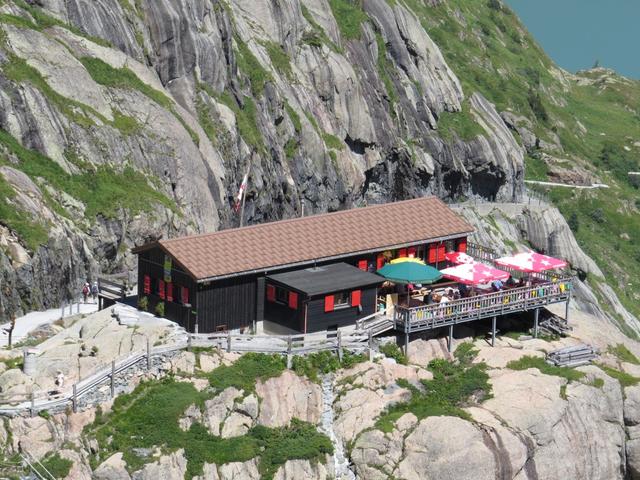 Blick von der Staumauer hinunter zur Cabane du Vieux-Emosson