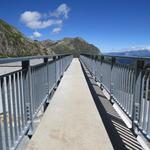 über eine Brücke führt uns der Wanderweg nun zur Staumauerkrone