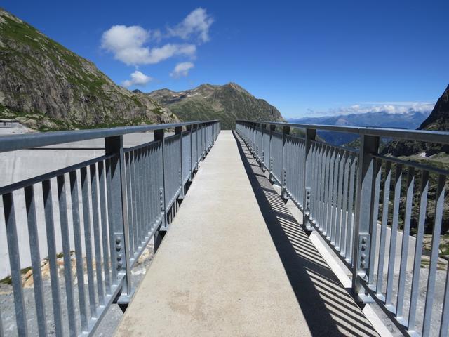 über eine Brücke führt uns der Wanderweg nun zur Staumauerkrone