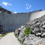 vorbei an der Staumauer des Lac du Vieux Emosson...