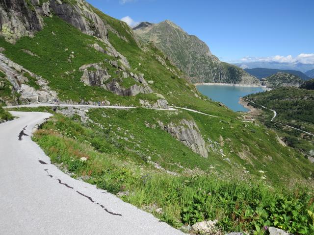 über den Fahrweg geht es nun steil über eine felsige Flanke...