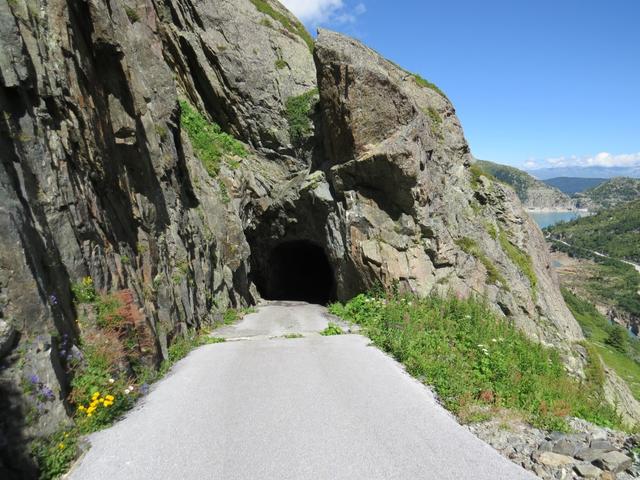 ....und zwei Tunnels hinunter zum südwestlichen Zipfel des Lac d'Emosson