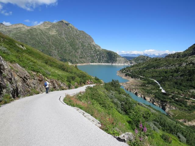 über eine grosse Kehre überquert man den Nant de Drance, (den Abfluss des oberen Stausees)...