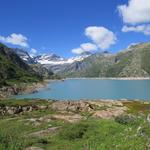 über diesen breiten Fahrweg laufen wir nun alles am Seeufer des Lac d'Emosson entlang