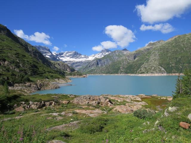 über diesen breiten Fahrweg laufen wir nun alles am Seeufer des Lac d'Emosson entlang