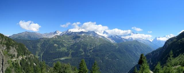 schönes Breitbildfoto mit Blick auf Glacier du Trient und Glacier du Tour