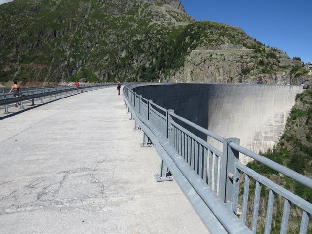 wir überqueren die riesige Staumauer des Lac d'Emosson