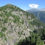 Blick auf die kleine Schienenbahn die nahezu höhengleich, um den Felshügel Six Jeur bis unter die Mauer fährt