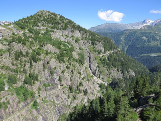 Blick auf die kleine Schienenbahn die nahezu höhengleich, um den Felshügel Six Jeur bis unter die Mauer fährt