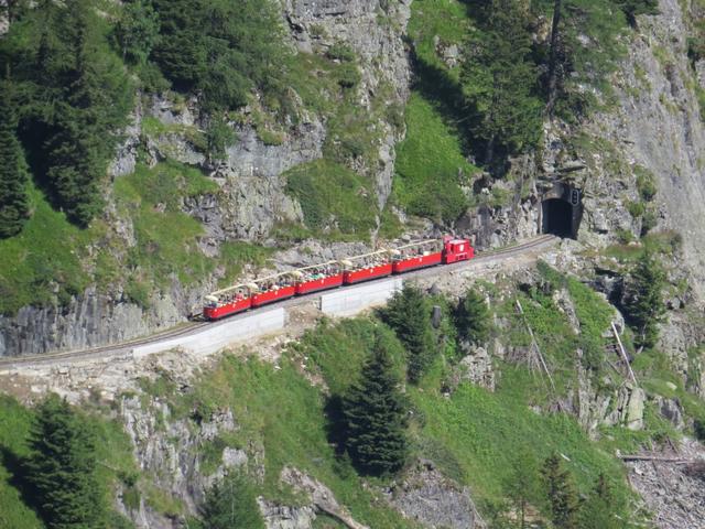 die kleine Schienenbahn wurde für den Bau der Staumauer gebaut. Jetzt ist sie die Touristenattraktion
