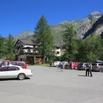 ...bis zur Bus-Endhaltestelle am Mauvoisin-Stausee