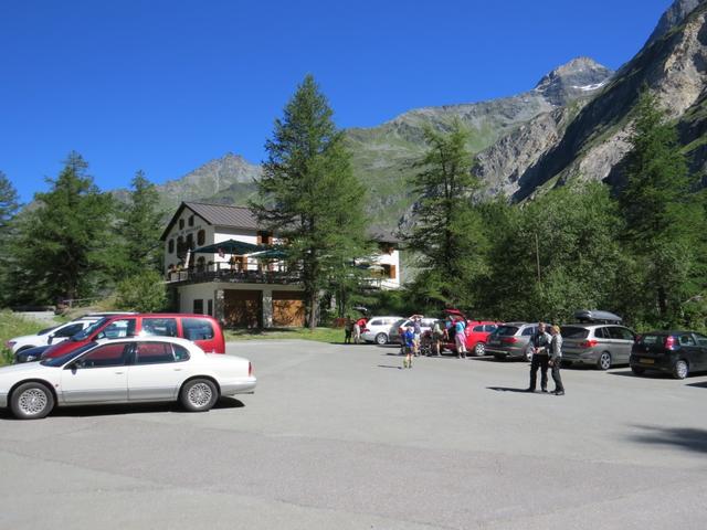 ...bis zur Bus-Endhaltestelle am Mauvoisin-Stausee