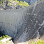 Blick durch ein Fenster hinaus und zwar direkt zur riesigen Staumauer