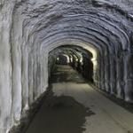 wir sind zwar immer noch im Tunnel, aber jetzt auf der Fahrstrasse die zur Staumauer führt