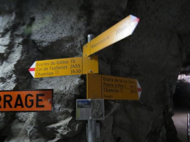 Wegweiser bei der Kreuzung im Tunnel. Hier sind wir links abgebogen....