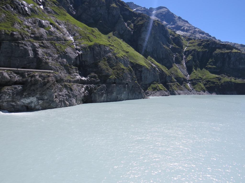 wir überschreiten die Staumauer und folgen dem Strässlein zunächst noch nahe dem Wasser...