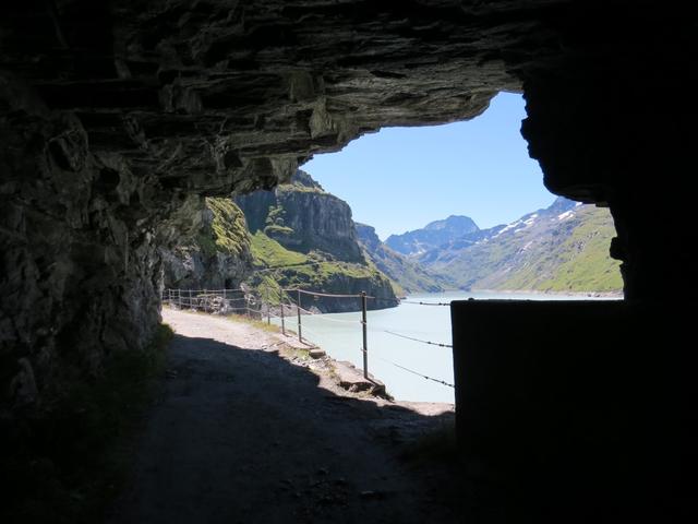 ...um danach durch mehrere Tunnel zu laufen