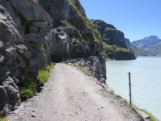 der breite Kiesweg führt durch die Steilflanke...