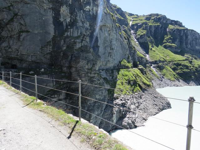 ...dabei den wilden Tobel des Giétro Gletscher querend, taleinwärts