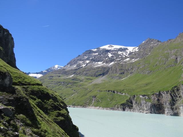 Blick hinauf zum Tournelon Blanc. Auf der anderen Seite befindet sich der Glacier de Corbassière
