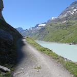 nach den Tunnel entfernt sich der Weg unterhalb der Hütten von Écuries du Giétro...