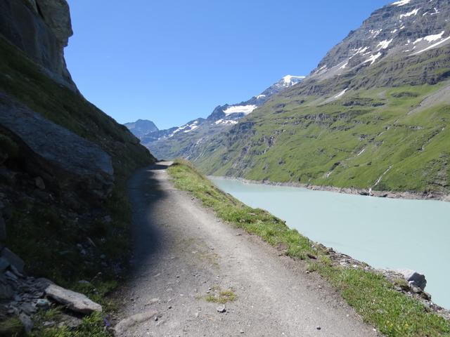 nach den Tunnel entfernt sich der Weg unterhalb der Hütten von Écuries du Giétro...