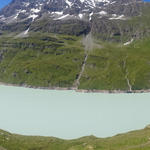 schönes Breitbildfoto vom 7 Kilometer langen schmalen See, mit dem charakteristisch türkisgrünen Gletscherwasser