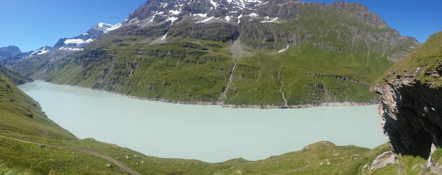 schönes Breitbildfoto vom 7 Kilometer langen schmalen See, mit dem charakteristisch türkisgrünen Gletscherwasser