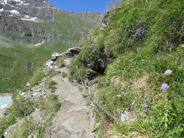 eine kurze leicht ausgesetzte Passage ist mit einer Kette gesichert