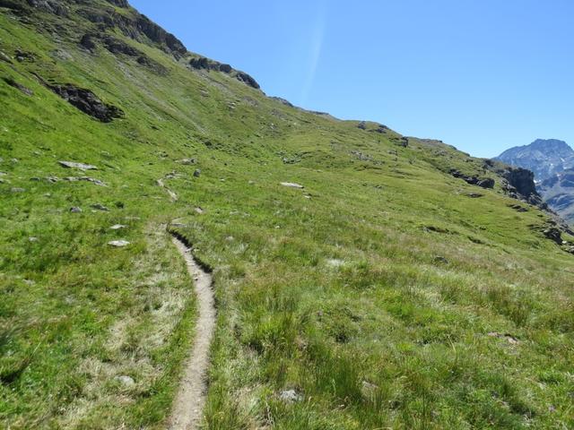 hoch über den Stausee geht es über Pierracarro 2378 m.ü.M. weiter zu Punkt 2458 m.ü.M.