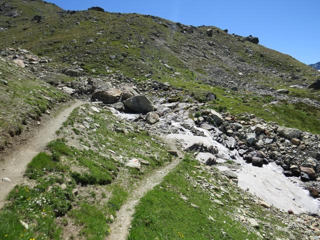 geschickt zieht der Wanderweg zwischen den felsigen Steilstufen und Bächen...