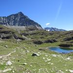 im kupierten Terrain knapp unter dem Col de Tsofeiret passiert man die Lac de Tsofeiret