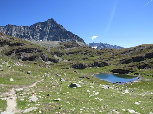 im kupierten Terrain knapp unter dem Col de Tsofeiret passiert man die Lac de Tsofeiret