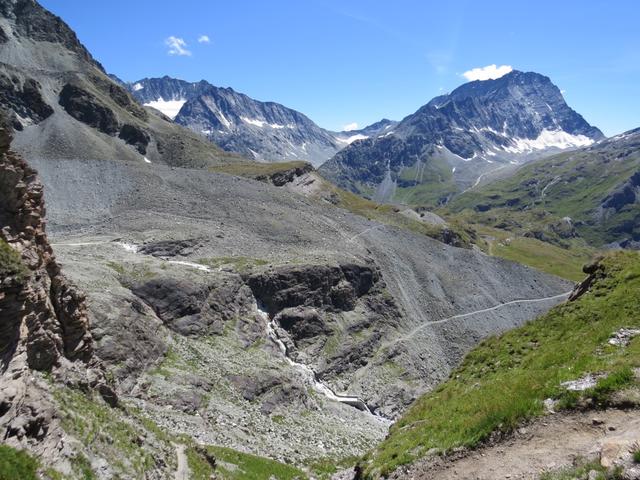 Blick vom Col de Tsofeiret hinunter auf den weiteren Wegverlauf