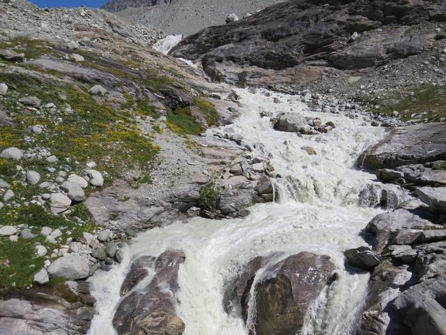 ohne diese Brücke wäre es unmöglich diesen Wildbach zu überqueren