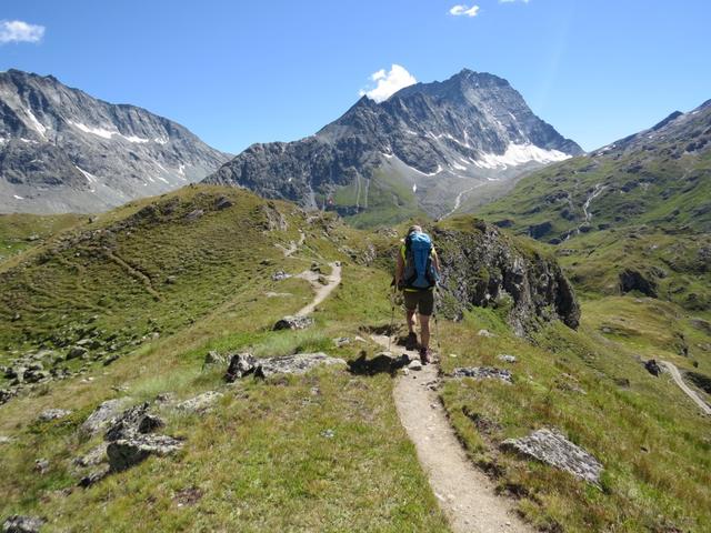 leicht abwärts - mit einer traumhaften Aussicht - steuern wir die Cabane de Chanrion an