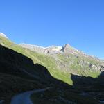 die Alpstrasse führt hinunter zum Lac de Mauvoisin