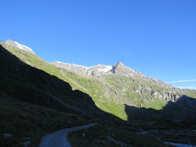 die Alpstrasse führt hinunter zum Lac de Mauvoisin