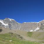 Blick hinauf zum Combin- und Mulets de la Tsessette mit Gletscher. Vor uns die riesige Moräne