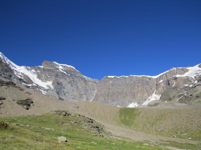 Blick hinauf zum Combin- und Mulets de la Tsessette mit Gletscher. Vor uns die riesige Moräne