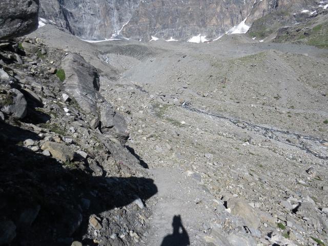 Blick von der Moräne hinunter in die Steinwüste der Gletscherzunge des Glacier de la Tsessette