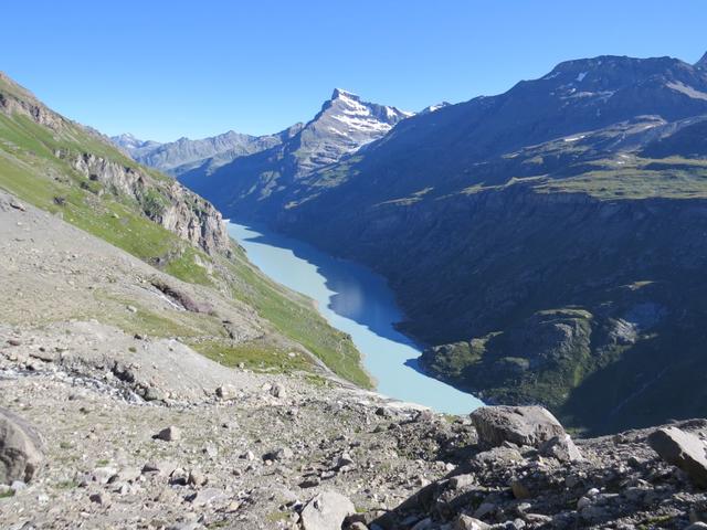 Blick auf den fjordartigen Mauvoisin-Stausee. Rechts oben der Le Pleureur