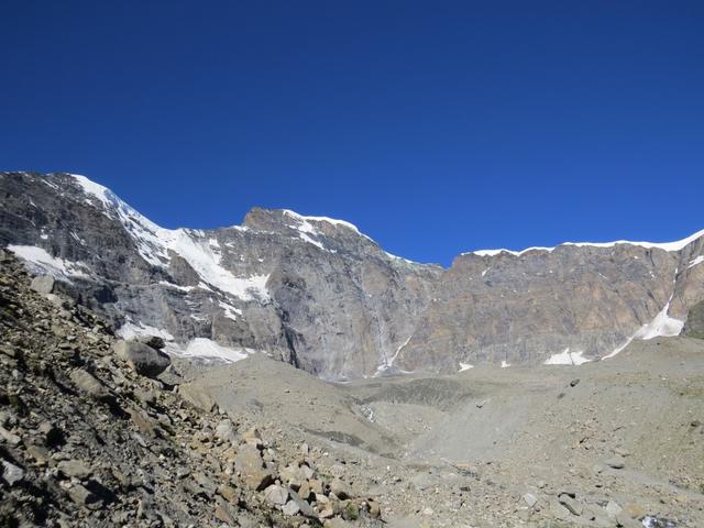 Blick hinauf zum Combin- und Mulets de la Tsessette mit Gletscher, der allerdings unter Schutt begraben ist