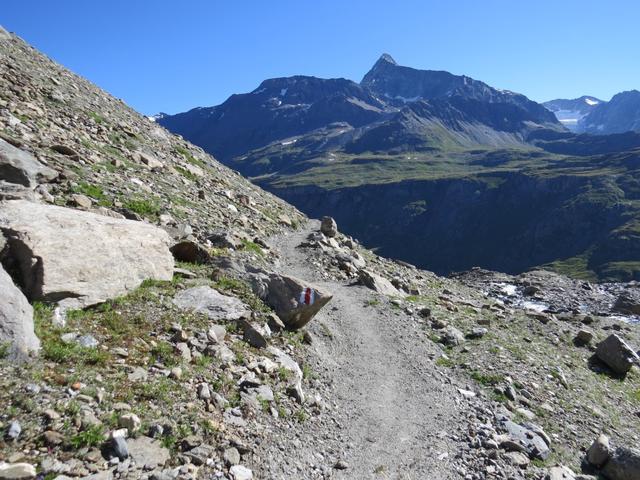 der Bergpfad führt einem von einer Moräne zur anderen