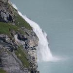 Tiefblick zum künstlichen Zufluss des Stausees. Hier ist es das Wasser vom Petit Combin wo hinzugeführt wird