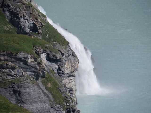 Tiefblick zum künstlichen Zufluss des Stausees. Hier ist es das Wasser vom Petit Combin wo hinzugeführt wird