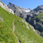 der Bergweg ist hier schmal, und steil fallen die Bergflanken in die Tiefe