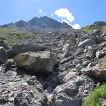 im Bachbett und Geröllhalde der Dyure de Pazagnou mit Blick nach oben