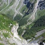 im Bachbett und Geröllhalde der Dyure de Pazagnou mit Blick nach unten. Fast senkrecht geht es in die Tiefe